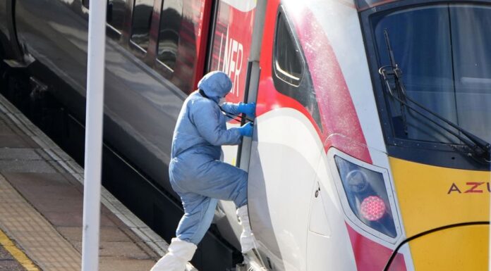 영국 런던, 열차서 11명 찔린 사건 용의자 기소 A forensic investigator enters the train after a mass stabbing. (AP)_9news
