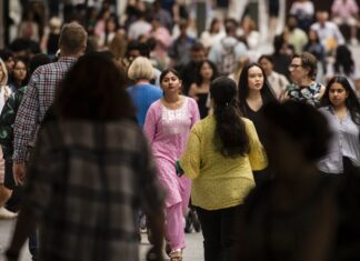 호주 경제, 저성장 국면에 갇힐 가능성 경고 The Australian economy could find itself trapped in a cycle of subdued growth, providing little potential for more interest rate cuts. (Glenn Campbell)_9news