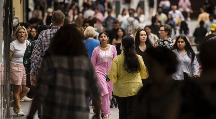 호주 경제, 저성장 국면에 갇힐 가능성 경고 The Australian economy could find itself trapped in a cycle of subdued growth, providing little potential for more interest rate cuts. (Glenn Campbell)_9news