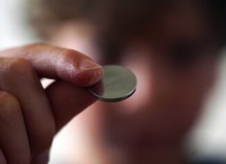 호주 항공사, 기내 보조배터리 사용 전면 금지 A button battery, which is a type of lithium-ion battery, is found in many everyday electronic devices. (Australian Story Anthony Sines)