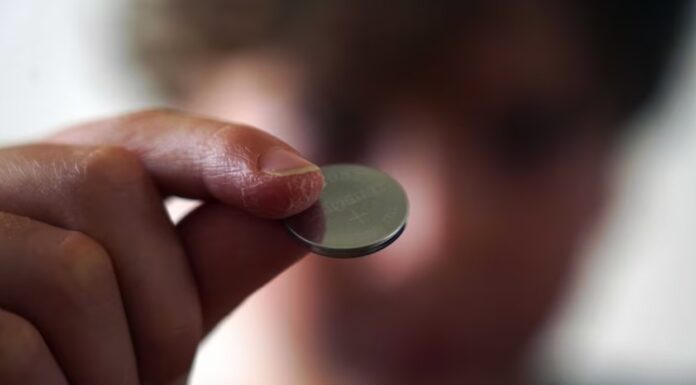 호주 항공사, 기내 보조배터리 사용 전면 금지 A button battery, which is a type of lithium-ion battery, is found in many everyday electronic devices. (Australian Story Anthony Sines)