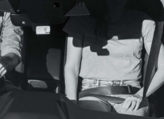 호주 운전자, 잘못된 안전벨트 착용으로 최대 1200달러 벌금 위험 Holding your seatbelt away from your body is considered an offence. (Queensland Government)_9NEWS