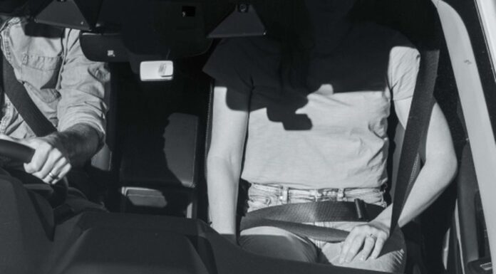 호주 운전자, 잘못된 안전벨트 착용으로 최대 1200달러 벌금 위험 Holding your seatbelt away from your body is considered an offence. (Queensland Government)_9NEWS