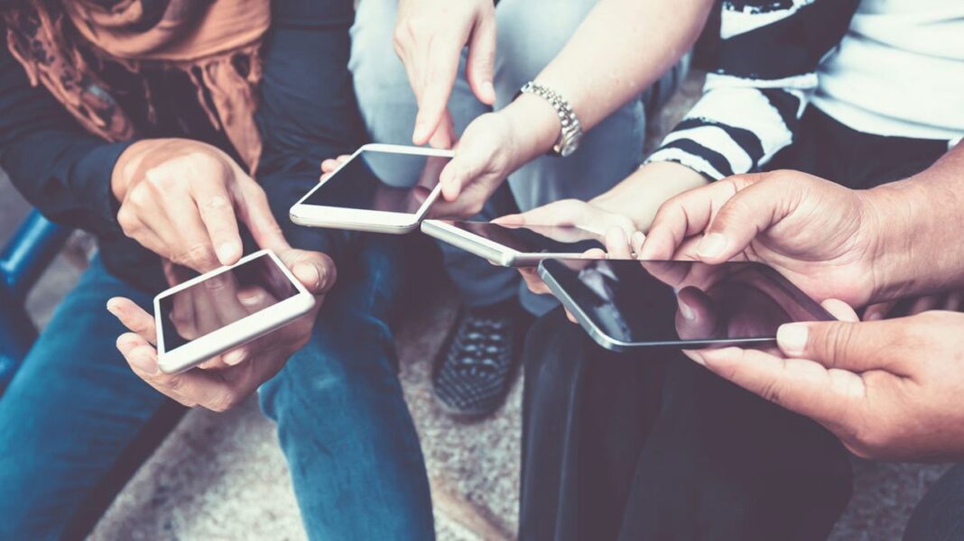 Most Australians can admit they probably need to cut back on their screentime. (Adobe Stock)_NINE