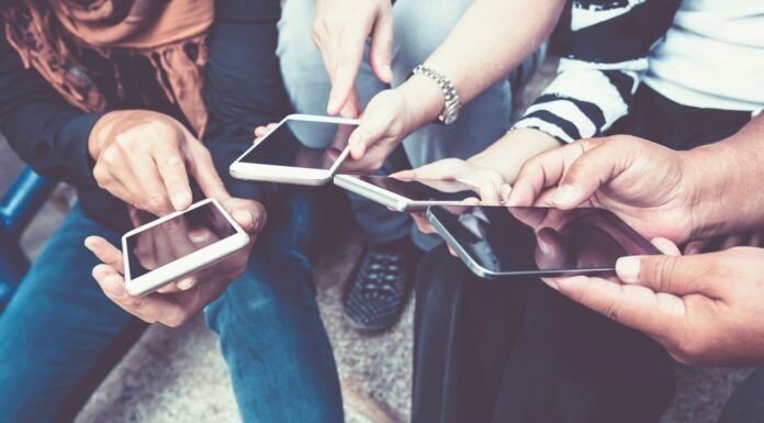 호주 젊은층 치매 환자 400% 증가 Most Australians can admit they probably need to cut back on their screentime. (Adobe Stock)_NINE