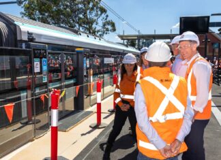 시드니 사우스웨스트 메트로, 고속 시운전 시작…2026년 개통 목표 Premier Chris Minns tours the Lakemba metro station on Monday.CreditSitthixay Ditthavong_smh