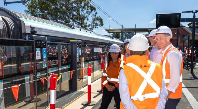 시드니 사우스웨스트 메트로, 고속 시운전 시작…2026년 개통 목표 Premier Chris Minns tours the Lakemba metro station on Monday.CreditSitthixay Ditthavong_smh