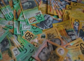 시드니 중고매장 보물로 주 1,000달러 버는 남성 Colorful of Australian dollars money background