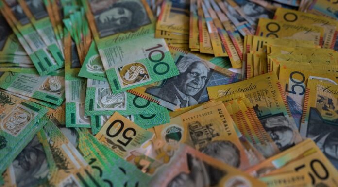 시드니 중고매장 보물로 주 1,000달러 버는 남성 Colorful of Australian dollars money background