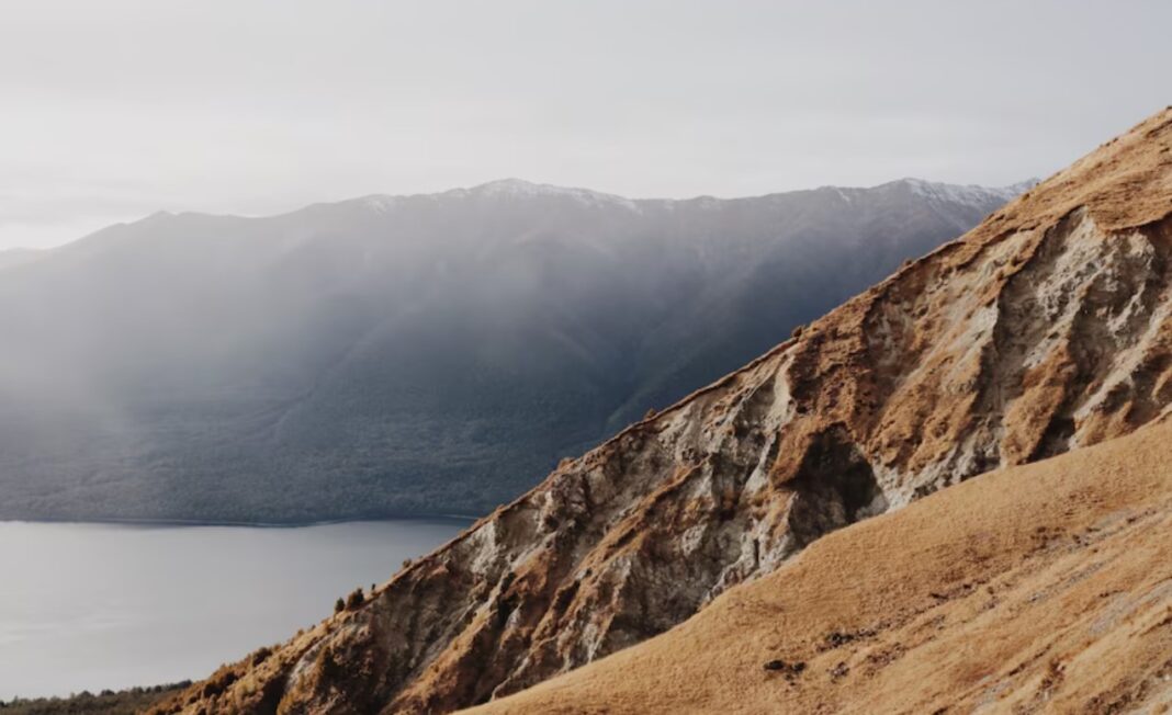 New Zealanders say they're leaving Aotearoa because of high cost of living and low wages. (triple j hack Alice Angeloni)_ABC