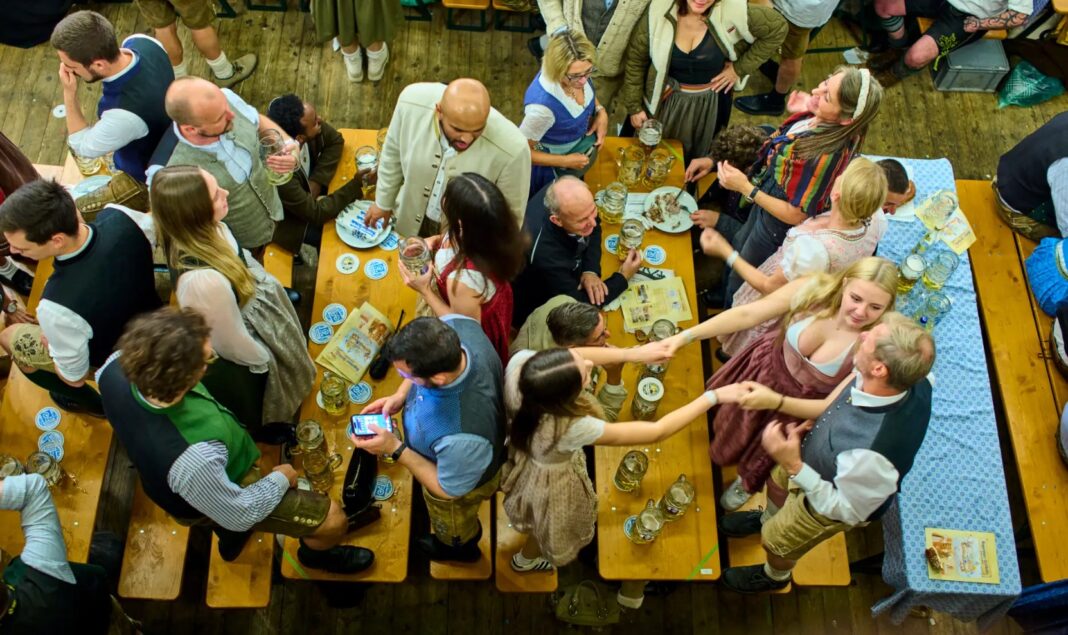 Communal dining, a divisive trend that experienced surges of popularity in the 1980s and early 2000s, is making a comeback. Peter SchatzGetty Images_BUSINESSINSIDER