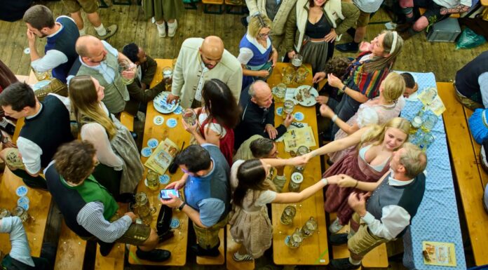 미국 Z세대, 공동 테이블 식사 유행 재조명 Communal dining, a divisive trend that experienced surges of popularity in the 1980s and early 2000s, is making a comeback. Peter SchatzGetty Images_BUSINESSINSIDER