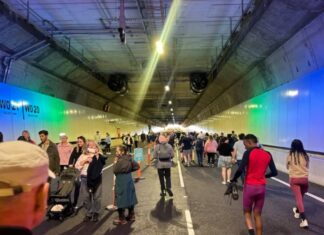 호주 멜버른, 메트로 터널 개통 Thousands of people were allowed to walk through the new West Gate Tunnel on Sunday ahead of its official opening next month. (ABC News Leanne Wong)_ABCNEWS