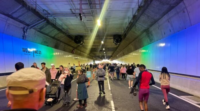 호주 멜버른, 메트로 터널 개통 Thousands of people were allowed to walk through the new West Gate Tunnel on Sunday ahead of its official opening next month. (ABC News Leanne Wong)_ABCNEWS