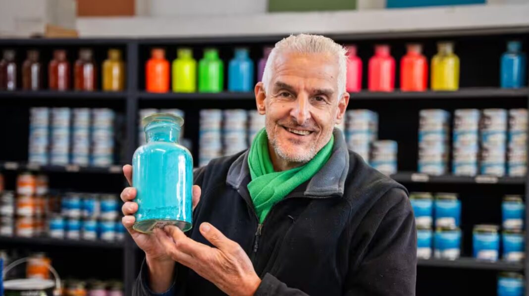 David Stuart runs a sustainable paint business in Sydney. Source SBS Spencer Austad_SBSNEWS