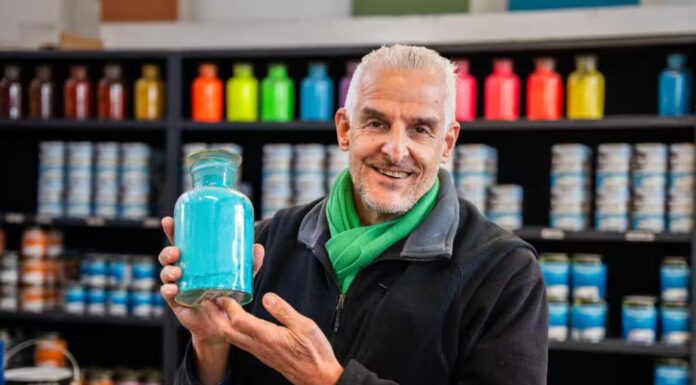 호주, 태양광 전환으로 소규모 사업 전기비 절감 David Stuart runs a sustainable paint business in Sydney. Source SBS Spencer Austad_SBSNEWS