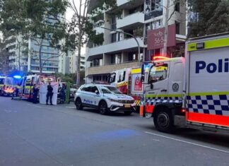 시드니 로즈 아파트서 남녀 2명 추락해 부상 Emergency services on the scene on Walker Street, Rhodes. Picture news.com.au
