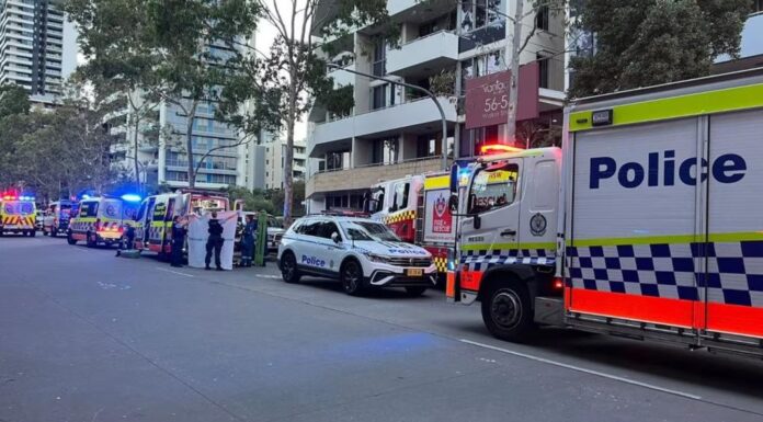 시드니 로즈 아파트서 남녀 2명 추락해 부상 Emergency services on the scene on Walker Street, Rhodes. Picture news.com.au