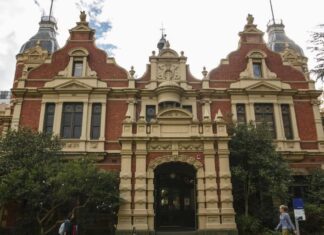 호주 시드니: 부유층 부모, 대학생 자녀 유스 어로우언스 663달러 부정 수급 One student said rich Melbourne Uni kids spent their Centrelink money on festival tickets.Picture NCA NewsWire Daniel Pockett_nesw.com.au