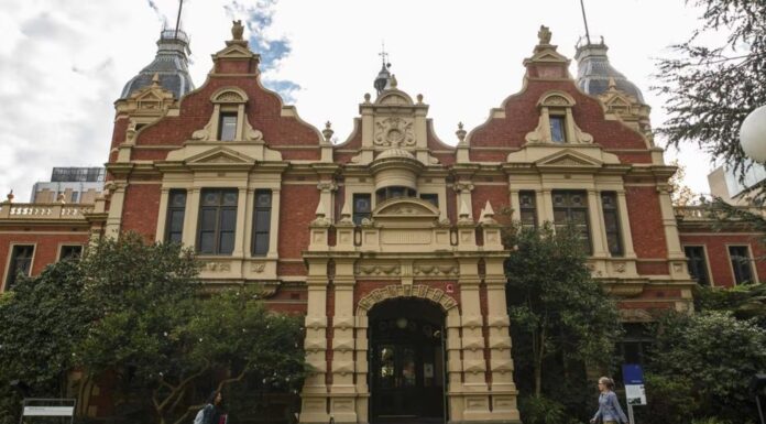 호주 시드니: 부유층 부모, 대학생 자녀 유스 어로우언스 663달러 부정 수급 One student said rich Melbourne Uni kids spent their Centrelink money on festival tickets.Picture NCA NewsWire Daniel Pockett_nesw.com.au