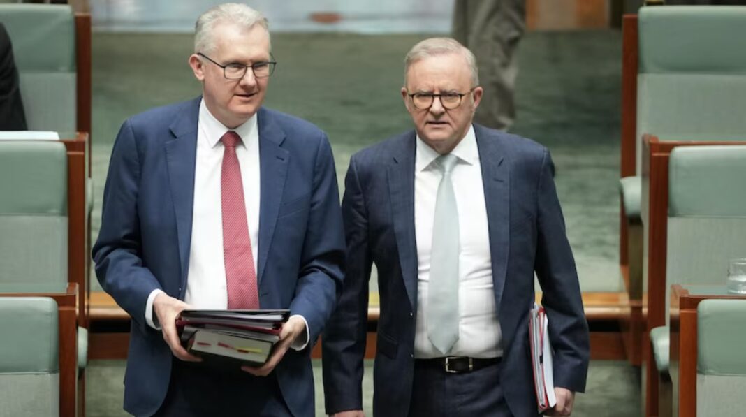 Home Affairs Minister Tony Burke signed a deal to deport up to 354 non-citizens to Nauru late last month. (ABC News Matt Roberts)