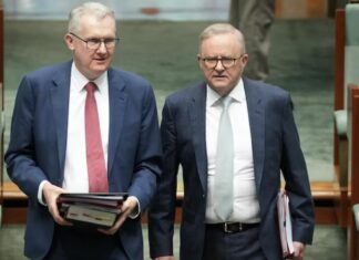 호주 이민자 없으면 시드니 성장 올 스톱 Home Affairs Minister Tony Burke signed a deal to deport up to 354 non-citizens to Nauru late last month. (ABC News Matt Roberts)