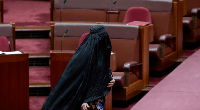 상원에서 부르카 착용 헨슨 상원 의원 직무정지 Senator Pauline Hanson wears a burqa in the Senate at Parliament House in Canberra yesterday. (Dominic Lorrimer)