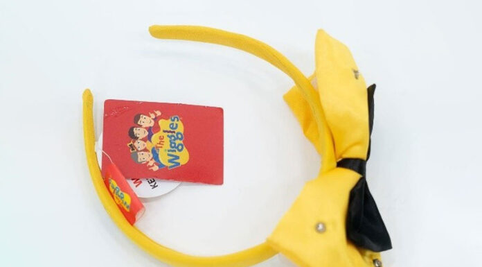 Wiggles 회사, 엠마 헤드밴드에 대한 ‘법 위반 가능성’ 인정 The Emma Bow has been recalled. (Supplied)_9news