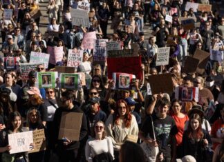 호주, 2025년에도 여성·아동 살해에 무감각한 사회 People march towards Victoria’s Parliament House during a national rally against domestic and gender violence on May 10. Picture NewsWireDiego Fedele_news.com.au