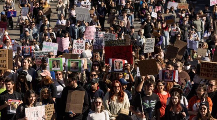 호주, 2025년에도 여성·아동 살해에 무감각한 사회 People march towards Victoria’s Parliament House during a national rally against domestic and gender violence on May 10. Picture NewsWireDiego Fedele_news.com.au