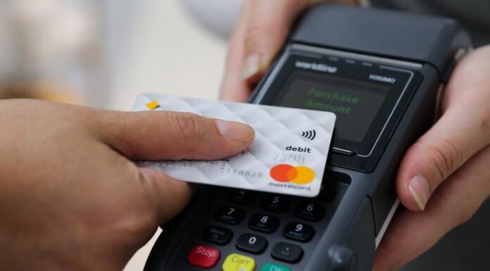 호주 현금 사라지며 금융 소외 확산 Using a phone or card for tap-and-go payments is now the norm for millions of Australians. Picture NewsWire Gaye Gerard_news.com.au