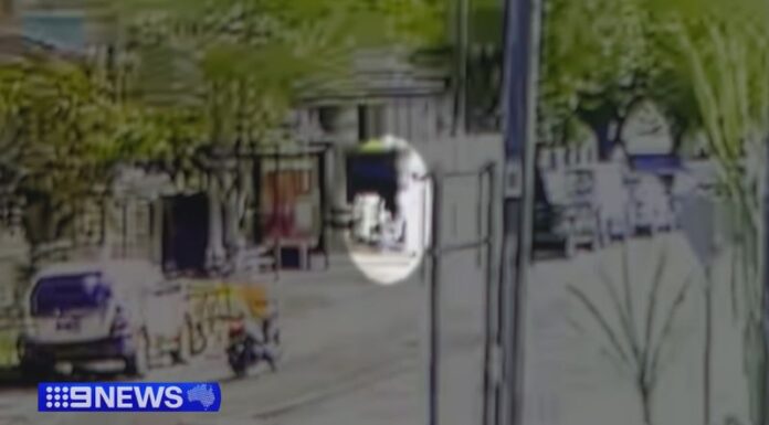 시드니 본다이비치 총격 참사… 축제 현장 노린 테러, 사상자 다수 CCTV captures the moment the alleged gunmen step out of their Campsie rented room. (9News)