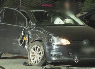 시드니, 도움 주려던 운전자 차량, 칼 위협 절도 당해 The driver of the Volkswagen hatchback was uninjured. (Nine)