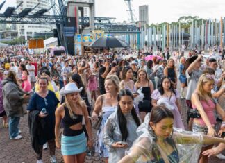 호주 Z세대 행사 티켓 사기 피해 가장 커 Scamming affects Aussies buying tickets for sports, concerts and festivals. Picture NewsWire Flavio Brancaleone_NEWS.COM.AU