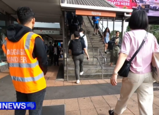 시드니 메트로 에핑역 엘리베이터 고장으로 승객 수십개의 계단 이용 Passengers at one of Sydney's busiest train and metro stations have been left to climb dozens of stairs after its two lifts broke down again. (9News)
