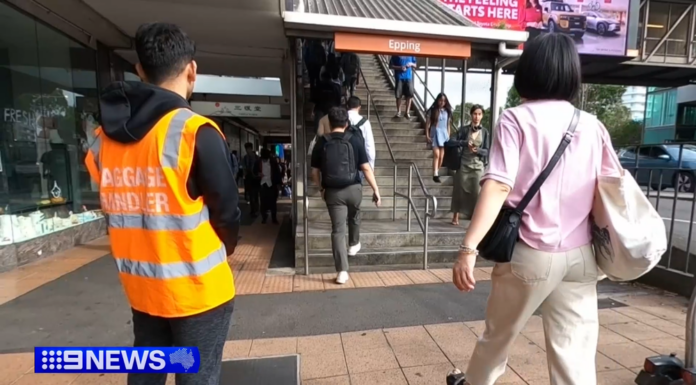 시드니 메트로 에핑역 엘리베이터 고장으로 승객 수십개의 계단 이용 Passengers at one of Sydney's busiest train and metro stations have been left to climb dozens of stairs after its two lifts broke down again. (9News)