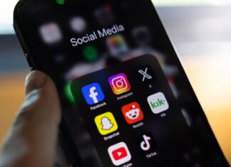 캔버라, 인권위원회, 청소년 SNS 금지 소송 개입 여부 검토 The social media ban is due to come into effect on December 10. Picture NewsWire Dylan Robinson_news.com.au