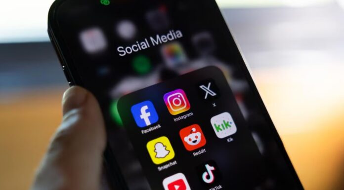 캔버라, 인권위원회, 청소년 SNS 금지 소송 개입 여부 검토 The social media ban is due to come into effect on December 10. Picture NewsWire Dylan Robinson_news.com.au