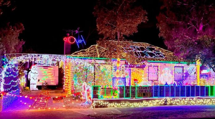 호주 전역서 이어지는 크리스마스 조명 전통의 이면 Andrew Walters' mega Christmas display at his home in Warradale, Adelaide. (Supplied)_9news