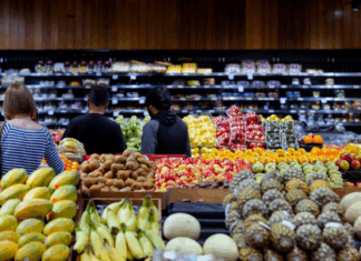 호주 물가 다시 상승…2025년 금리 인하 가능성 사실상 소멸 Australians are once again battling sharply rising prices. (Dominic LorrimerAFR)_9news