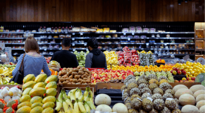 호주 물가 다시 상승…2025년 금리 인하 가능성 사실상 소멸 Australians are once again battling sharply rising prices. (Dominic LorrimerAFR)_9news