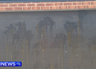 호주 멜버른 ‘지옥의 하우스메이트’ 방화, 집주인에게 3만달러 요구 It started with the evicted housemate hurling eggs at a garage door. (Nine)