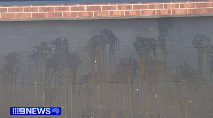 호주 멜버른 ‘지옥의 하우스메이트’ 방화, 집주인에게 3만달러 요구 It started with the evicted housemate hurling eggs at a garage door. (Nine)