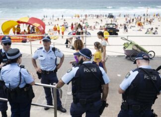 시드니 본다이 새해 전야 경찰 경계 강화 People have been urged to return to Bondi to support local businesses. (Janie Barrett)_9news