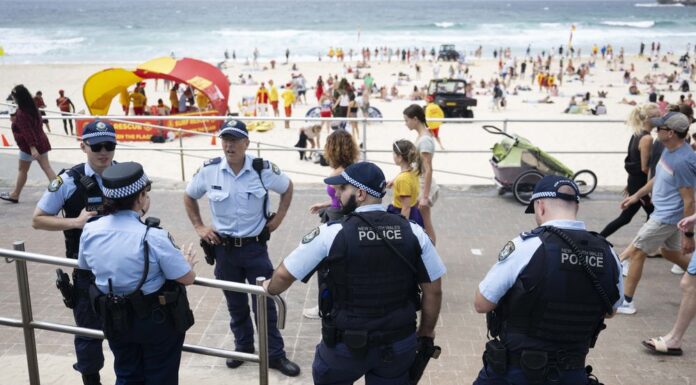 시드니 본다이 새해 전야 경찰 경계 강화 People have been urged to return to Bondi to support local businesses. (Janie Barrett)_9news