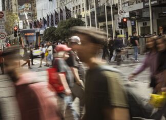 호주 GST 제도, 동일 지출 가구 간 최대 46% 격차 드러나 Australians pay close to $100 billion in GST every year. But some cough up far more than others. (Photograph by Chris Hopkins)_9news