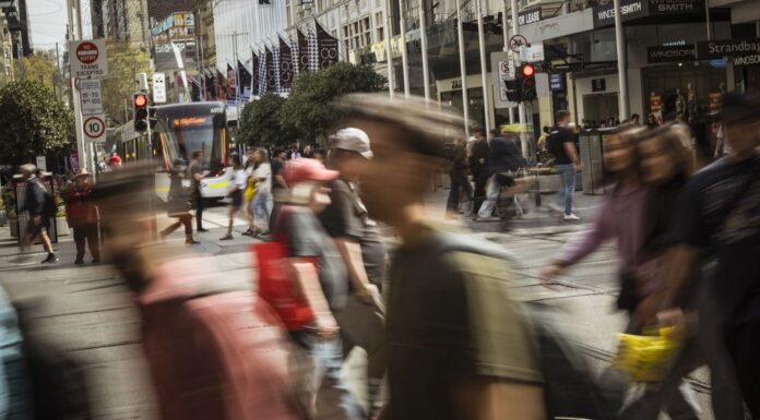 호주 GST 제도, 동일 지출 가구 간 최대 46% 격차 드러나 Australians pay close to $100 billion in GST every year. But some cough up far more than others. (Photograph by Chris Hopkins)_9news