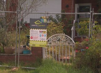 시드니 로젤랜드 가족, 곰팡이 피해로 꿈의 집 포기 The property is fenced off, after a freak storm left the house plagued with mould. (Nine)