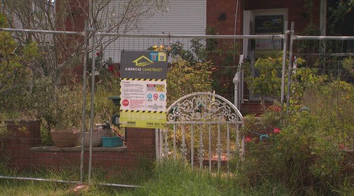 시드니 로젤랜드 가족, 곰팡이 피해로 꿈의 집 포기 The property is fenced off, after a freak storm left the house plagued with mould. (Nine)