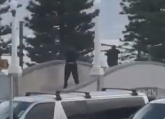 호주 시드니 본다이 비치 총격 사건, 최소 10명 사망 Video footage appears to show two men opening fire from a bridge. (Nine)
